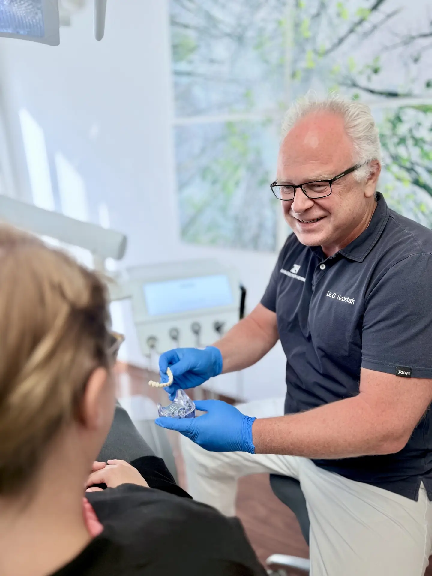 Persönlicher Kontakt zwischen Dr. Szostak und einer Patientin in der Praxis